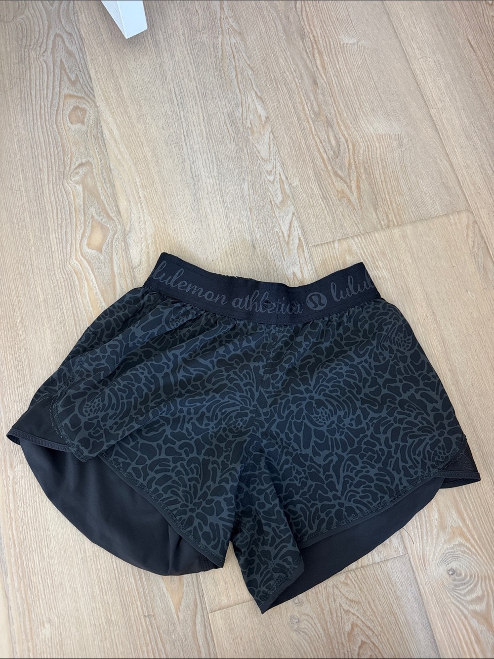 Lululemon reversible running shorts black Dash size 4